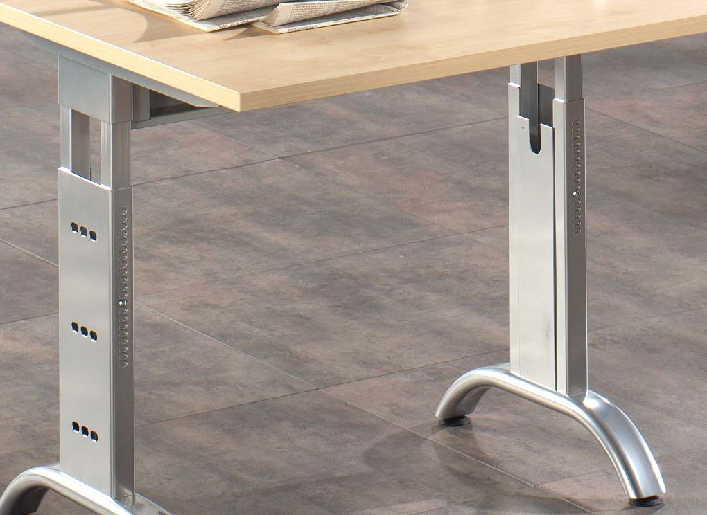 Schreibtisch mit Tischgestell mit integriertem Kabelkanal