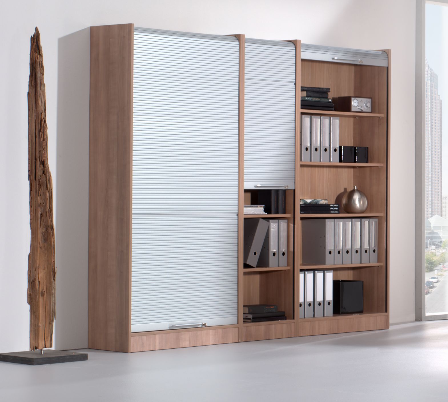 abschließbare Büro-Rollladenschränke als moderne Büroschrankwand