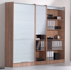moderne Büroschrankwand mit abschließbare Rollladenschränke in Nussbaum-Holzdekor