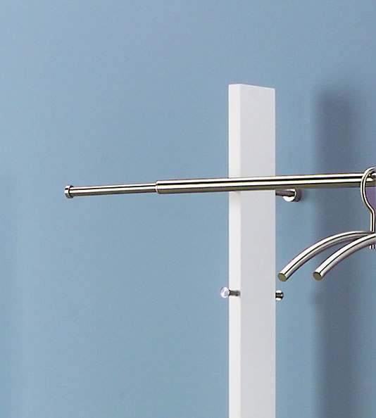 moderne Wandgarderobe mit ausziehbarer Garderobenstange