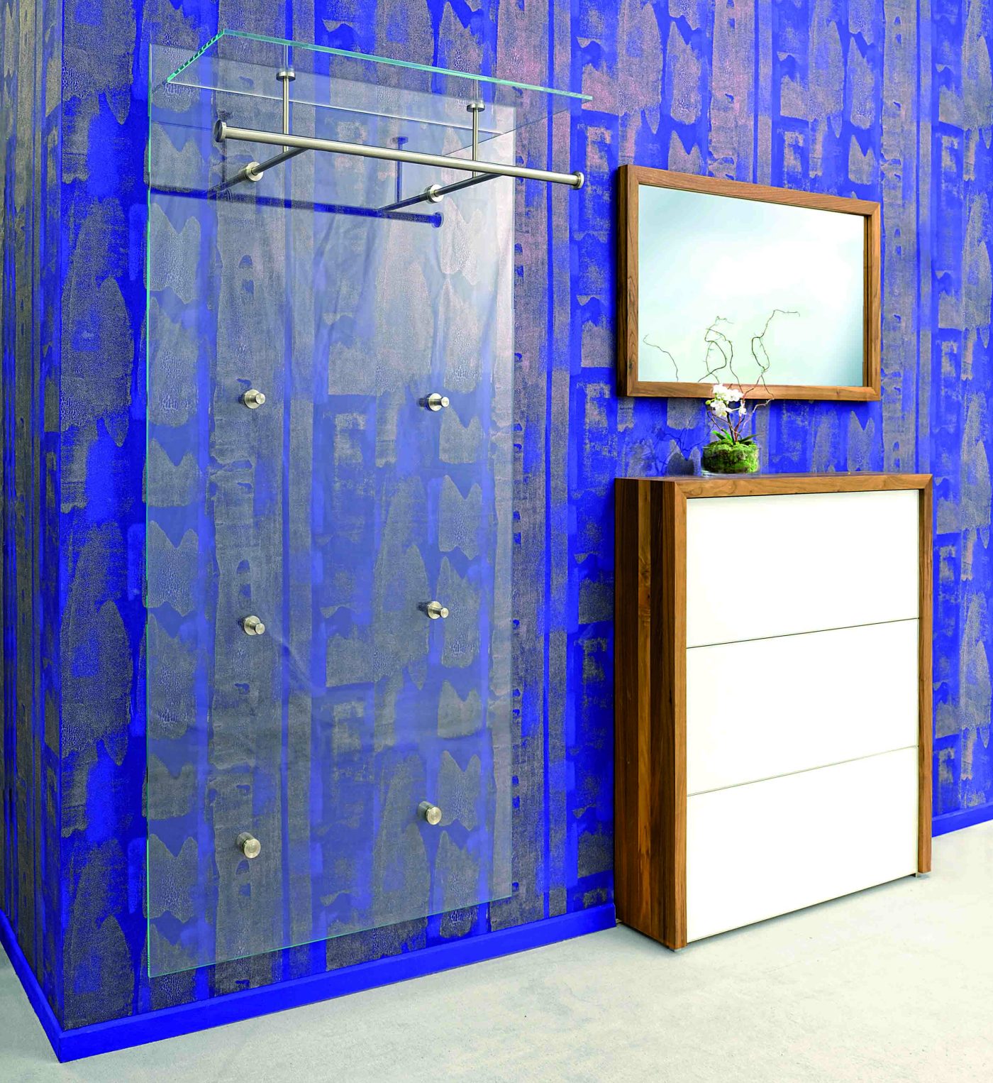 elegante Wandgarderobe aus robustem Klarglas