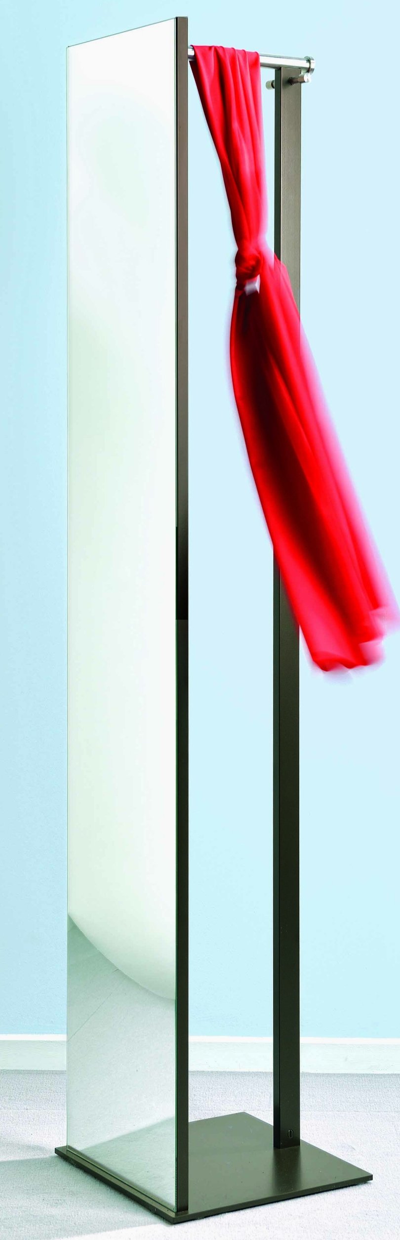 eleganter Standspiegel mit Garderobenstange