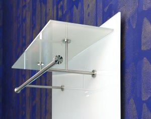 Glas-Wandgarderobe aus weiß lackiertem Glas