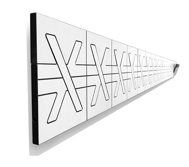 Design-Wandgarderobe mit ein-ausklappbaren Mantelhaken