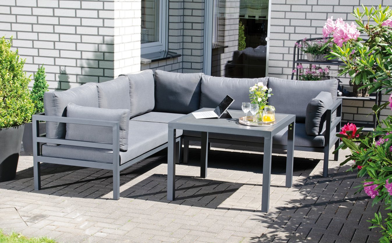 bequemes Ecksofa mit Gartentisch für den Außenbereich