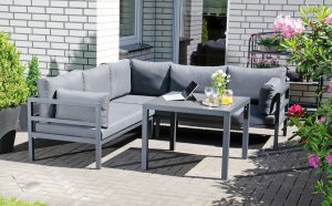 robuster Gartentisch mit bequemen Außenbereich-Ecksofa