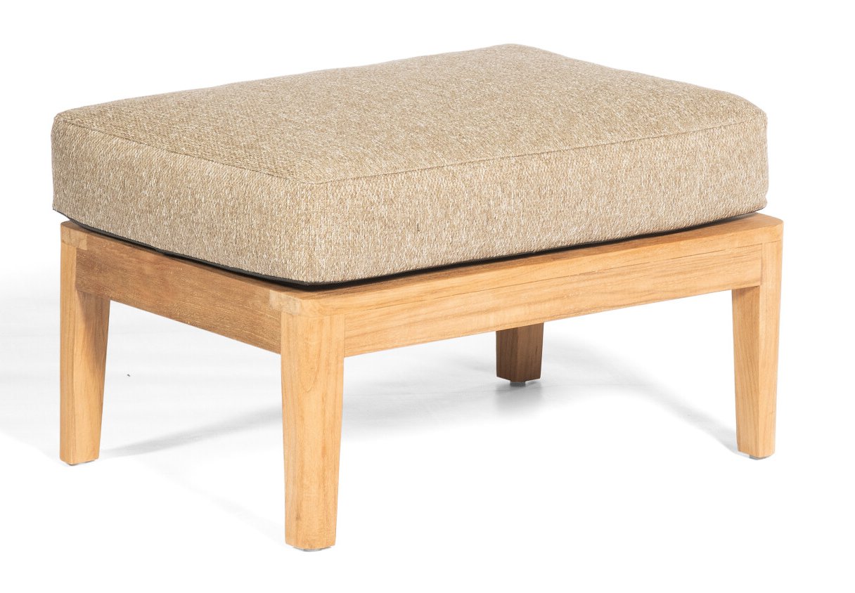 komfortabler Sitz- und Fußhocker für den Garten