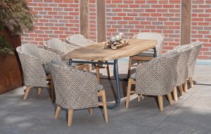bequemer Geflecht-Gartensessel mit 8-Personen-Gartentisch