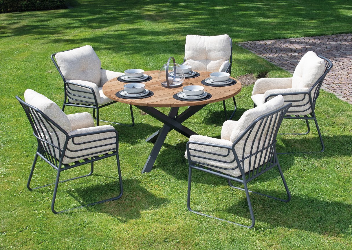 bequemer Aluminium-Gartenstuhl und runder Gartentisch mit Teakholz-Tischplatte