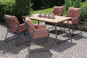 moderner Gartenstuhl mit rundem Gartentisch