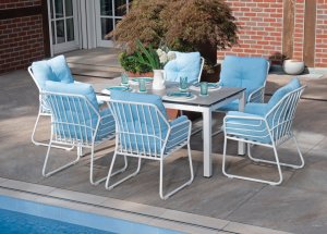 komfortabler Gartenstuhl mit Gartentisch Gestell weiß