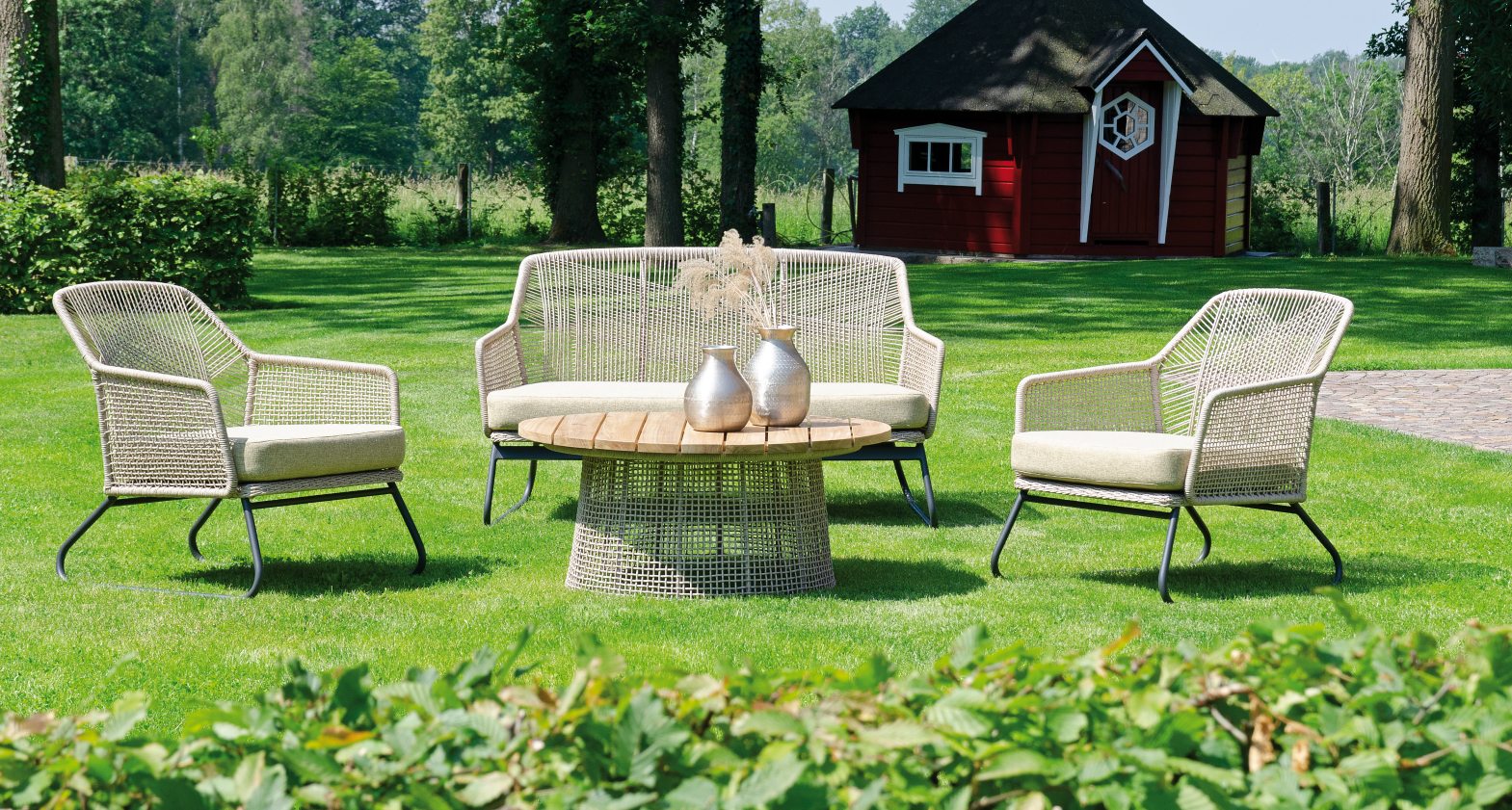 witterungsbeständige und schöne Garten-Sitzgruppe mit bequemen Gartensofa