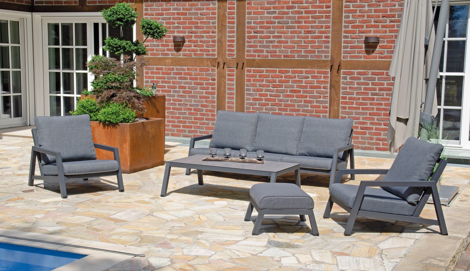 wetterfeste bequeme Terrassen-Sitzgruppe mit Gartensofa, Gartensessel und Couchtisch