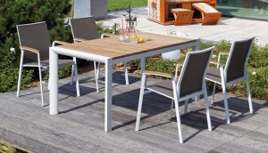 robuster und preiswerter Gartentisch mit günstigen Gartenstühlen