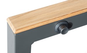 Gartenstuhl mit stufenlos verstellbarer Rückenlehne durch Knopfauslöser