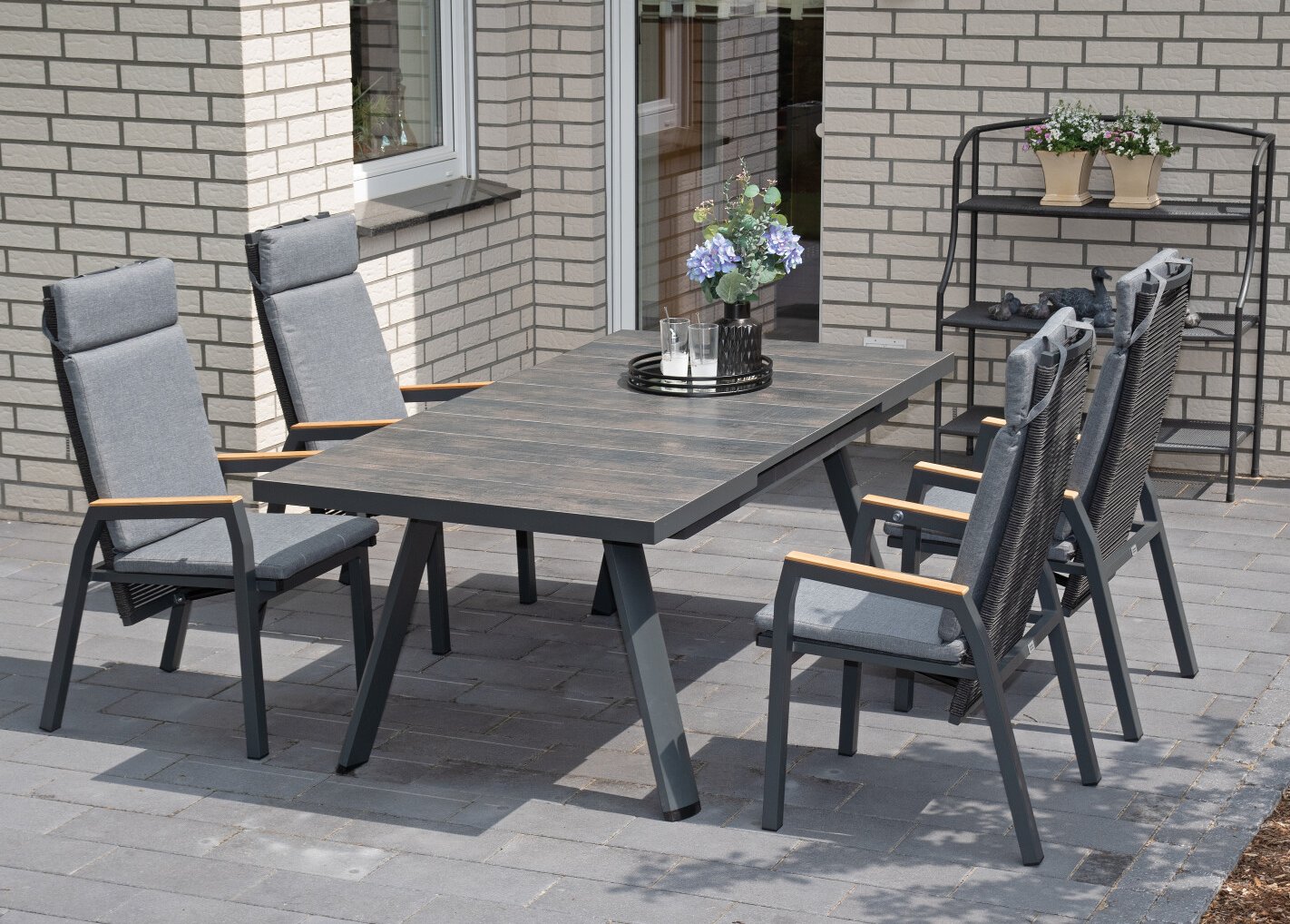 Bequeme Hochlehner-Gartenstühle verstellbare Rückenlehne und massiver Garten-Ausziehtisch von 160 auf 200 cm ausziehbar