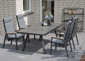 Gartenstühle mit verstelllbarer Rückenlehne und ausziehbarer Gartentisch