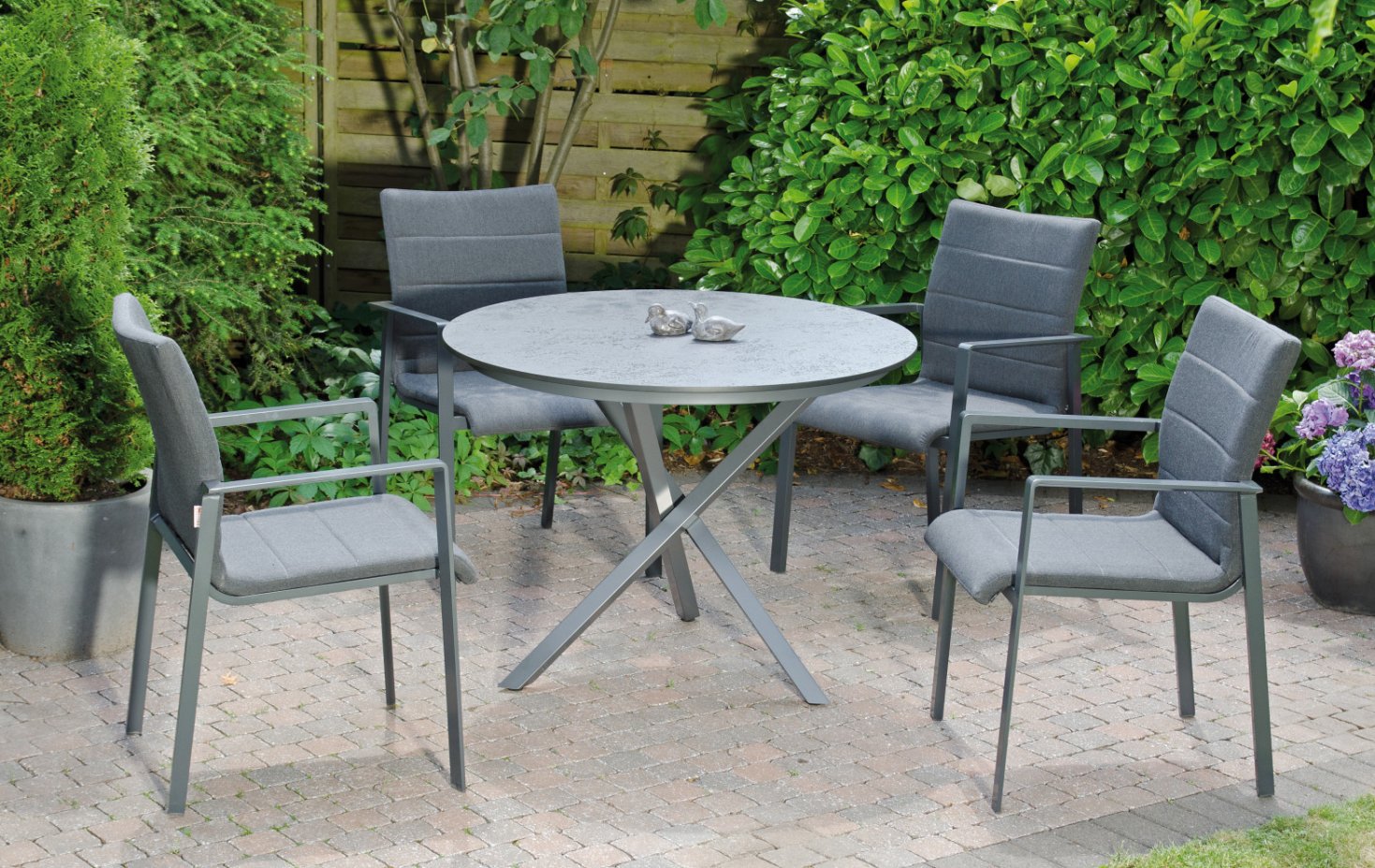Runder Gartentisch Durchmesser = 100 cm und stapelbare, gepolsterte Gartenstühle
