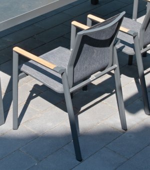 preiswerter Gartenstuhl atmungsaktiver Sitzbezug anthrazit stapelbares Viefuß-Aluminiumgestell