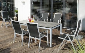 moderner Gartentisch mit zusammenklappbaren und stapelbaren Gartensessel