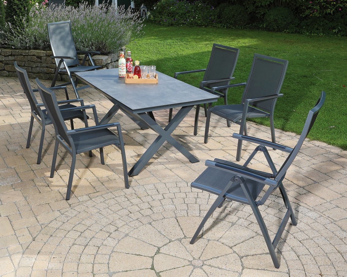 anthrazitfarbene Gartenmöbel mit stabilen Gartentisch und Garten-Klappsessel mit Netzbezug