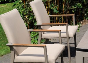 stapelbarer Gartensessel bequem Polstersitz champagnerfarben