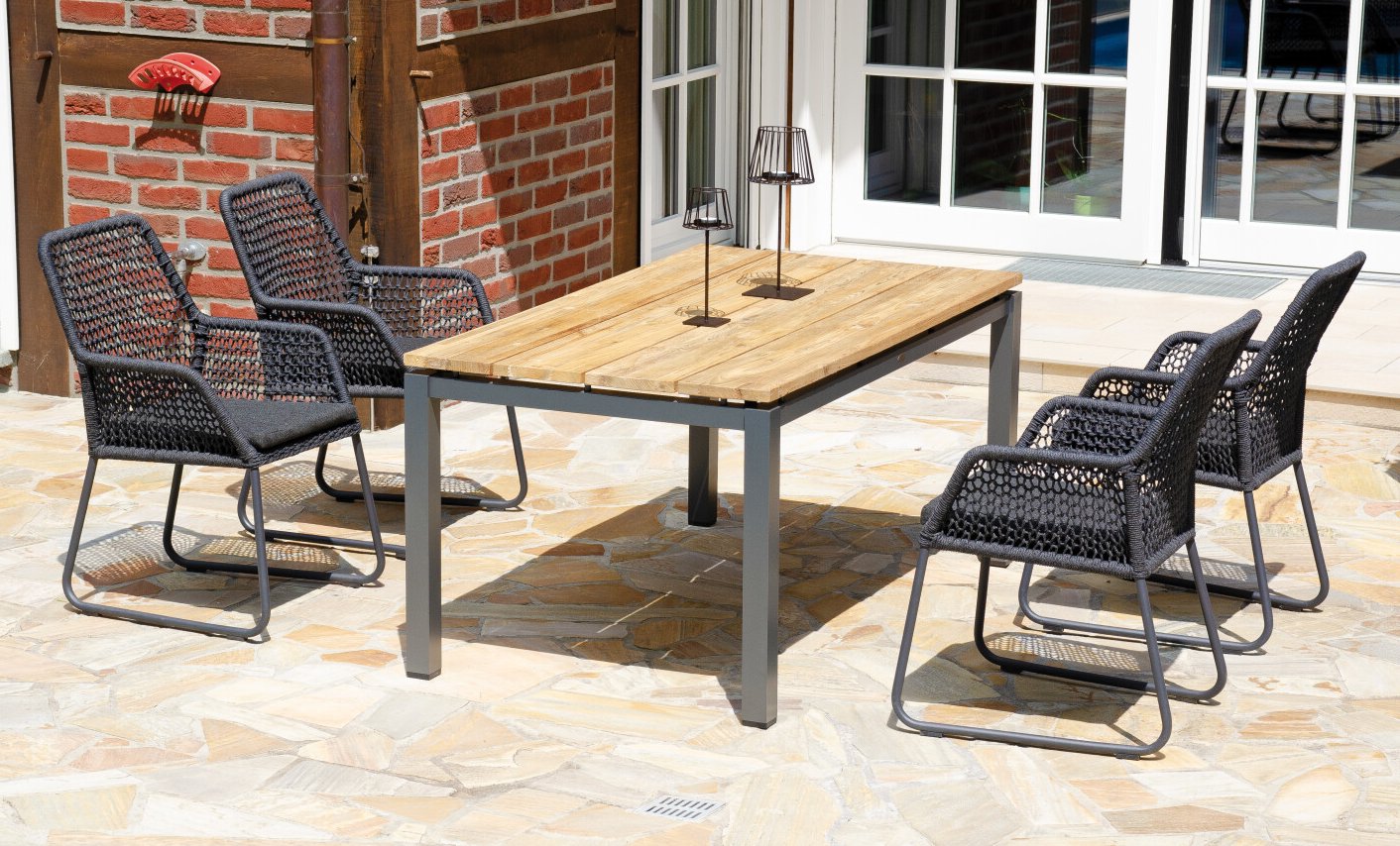 massiver Gartentisch mit Old Teak-Tischplatte schöne Geflecht-Gartenstühle