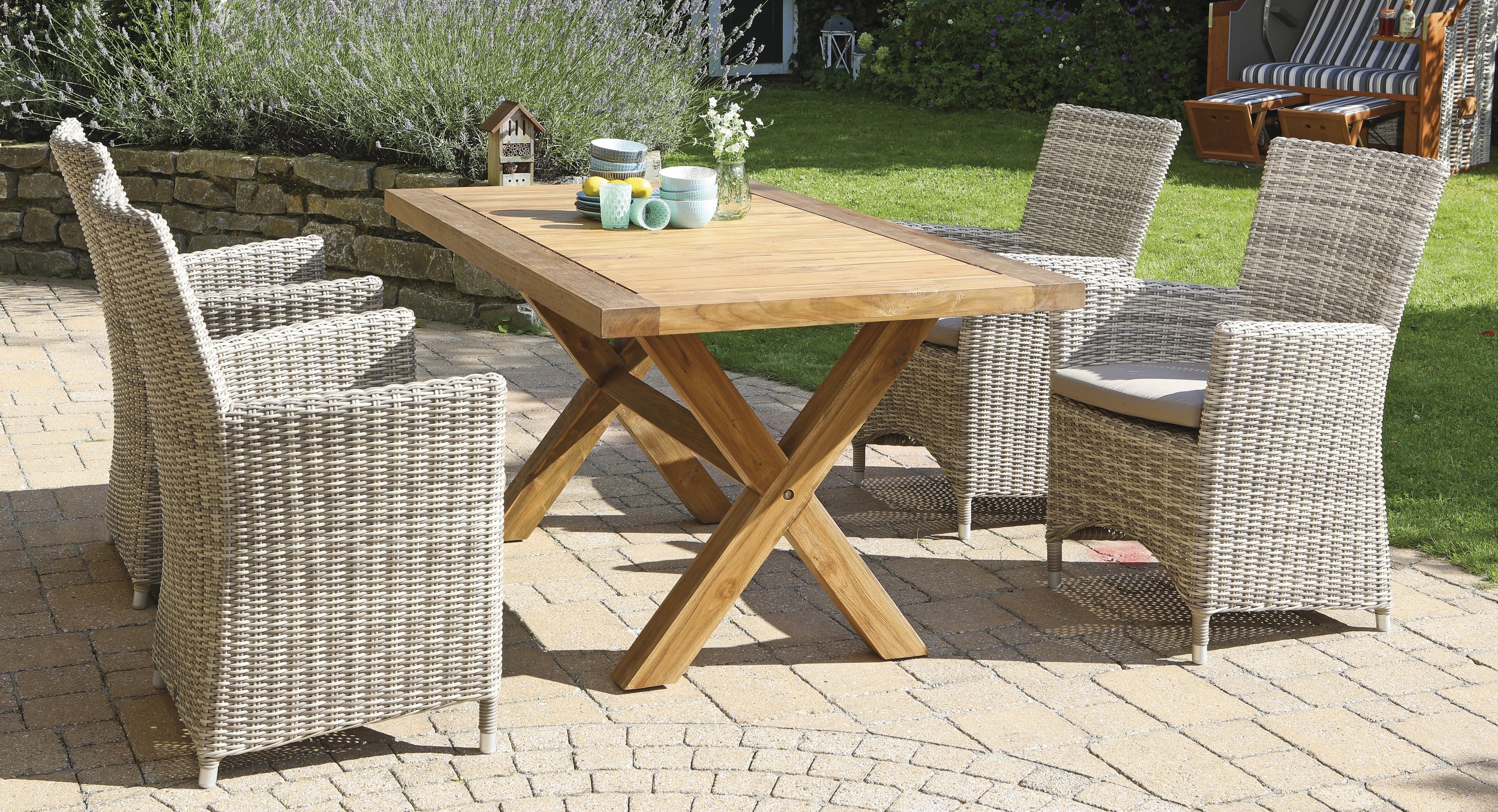 robuster Teak-Gartentisch 160 x 90 cm mit 4 wetterfeste Geflecht-Sessel