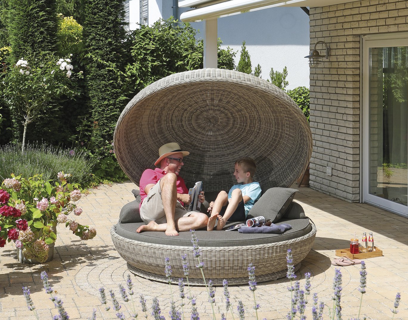 bequeme Garten-Liegeinsel große gepolsterte Liegefläche mit Sonnenschutz und Regenschutz