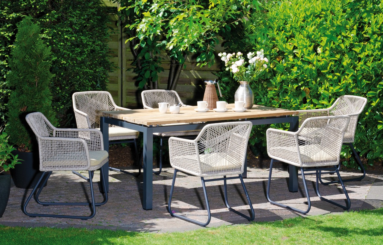 moderne Geflecht-Gartenstühle mit luftdurchlässigem Sitzbezug