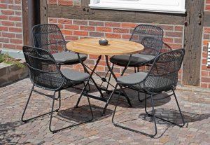 stabiler Geflecht-Gartensessel und runder Gartentisch