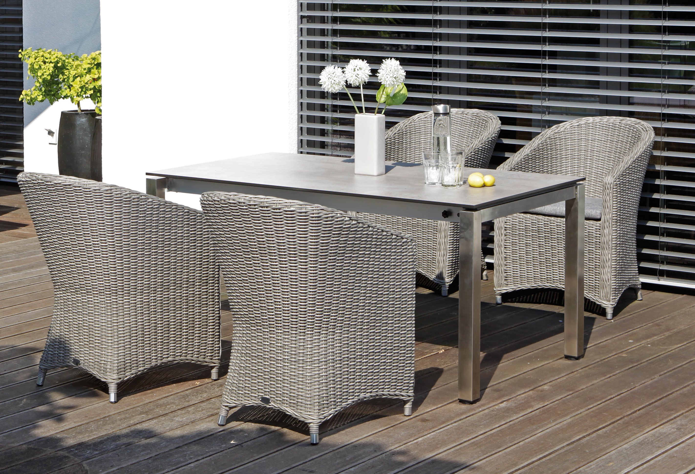 bequemer Geflecht-Gartensessel mit Edelstahlgestell-Gartentisch ausziebar robust
