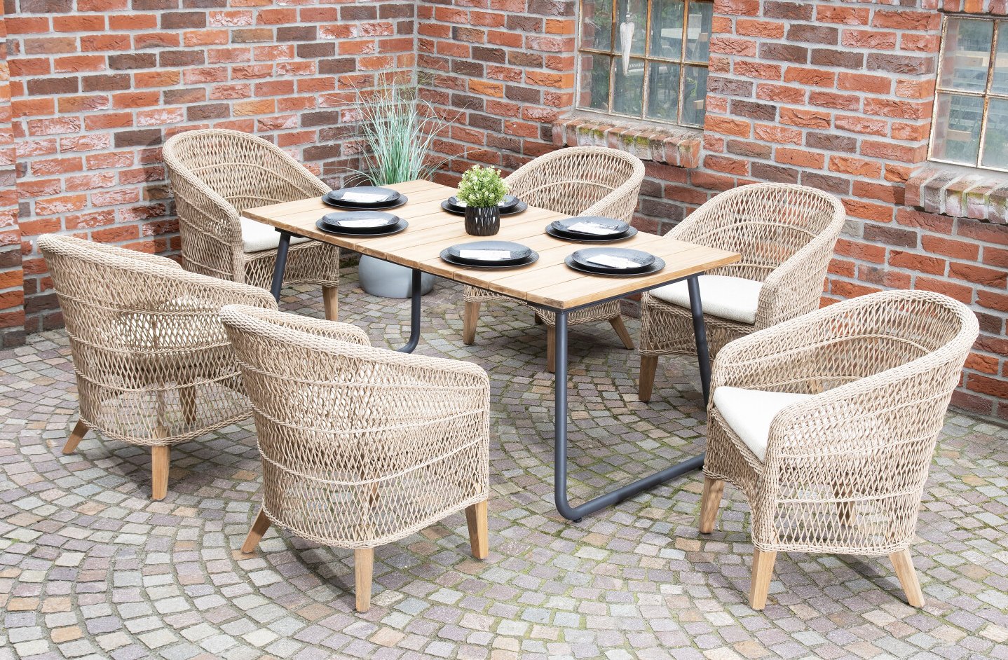 Bequeme Geflecht-Gartenstühle robuster Gartentisch kostenlose Lieferung