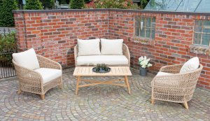 bequeme Outdoor-Sitzgruppe für Terrasse: Zweisitzer-Sofa, Geflecht-Sessel, Couchtisch
