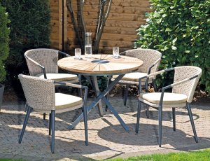 moderne und robuste Geflecht-Gartensessel mit bequemen Sitzkissen