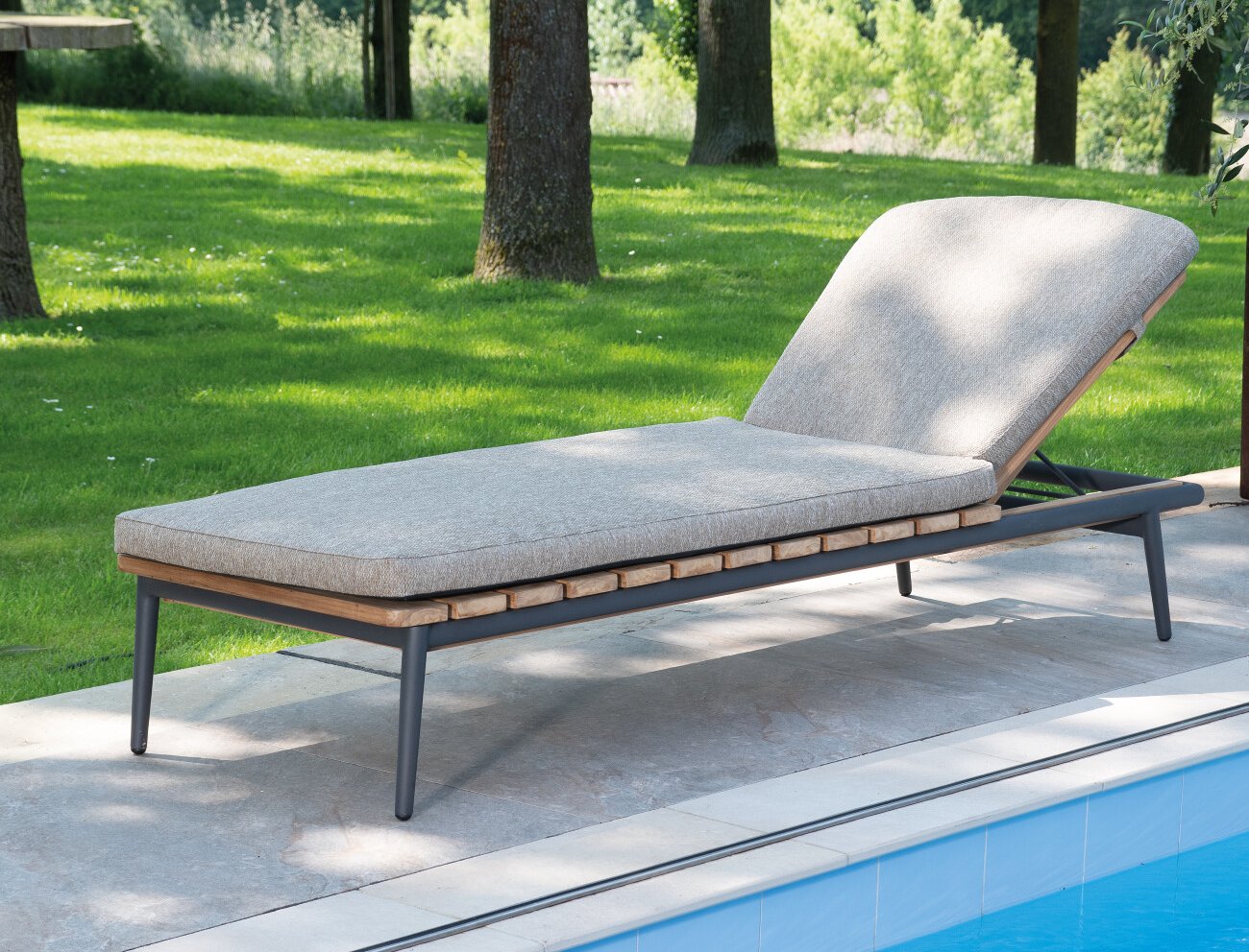 Robuste Gartenliege verstellbare Rückenlehne bequeme Polsterauflage