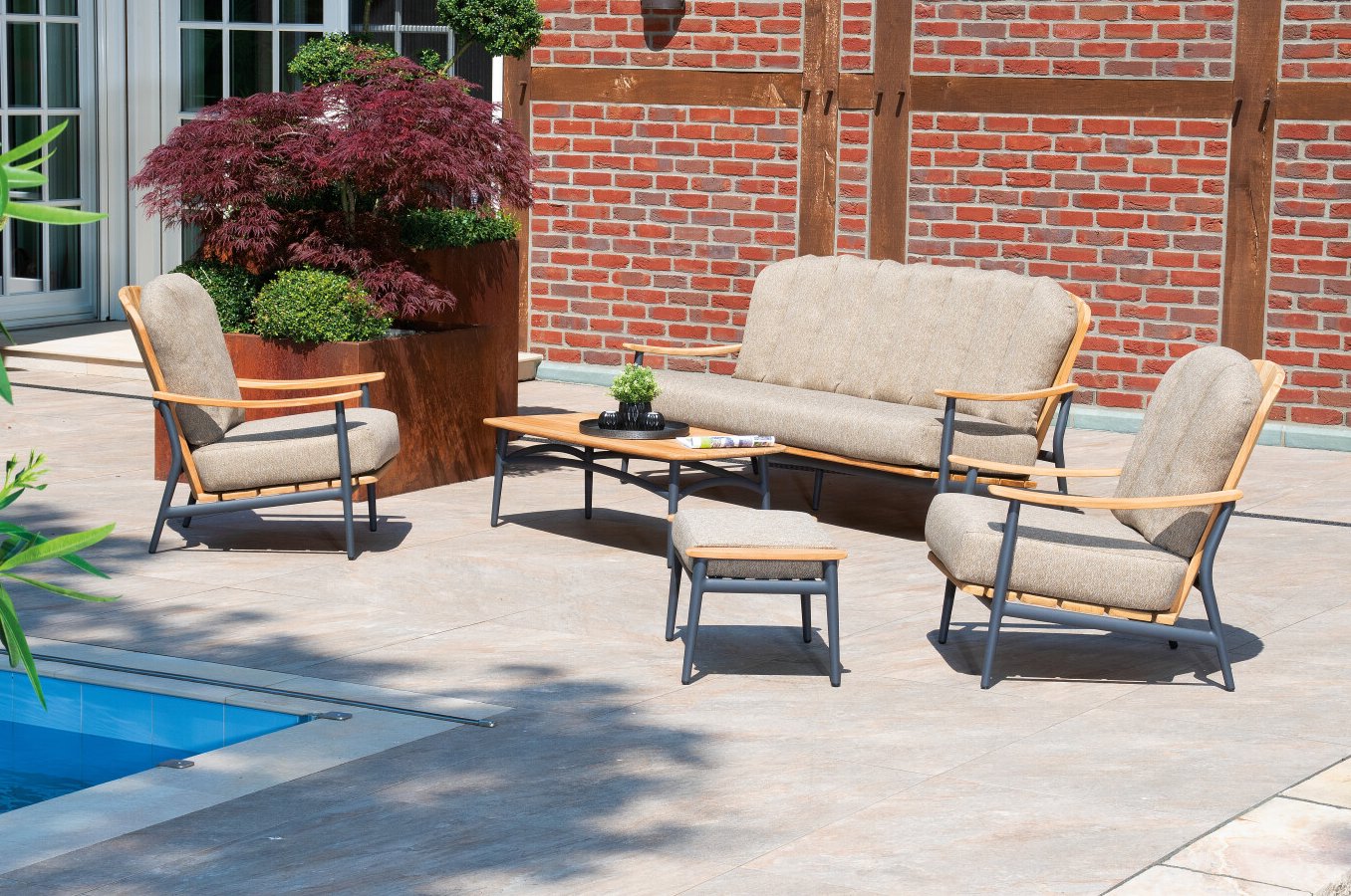 komfortables Sofa, bequeme Sessel mit Fußhocker für Terrasse und Garten