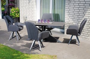 drehbare Gartensessel mit massiven Gartentisch