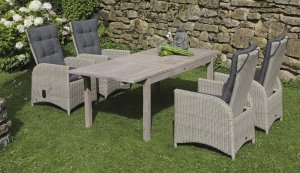 Geflecht-Gartensessel mit Teak-Ausziehtisch im Vintage-Look