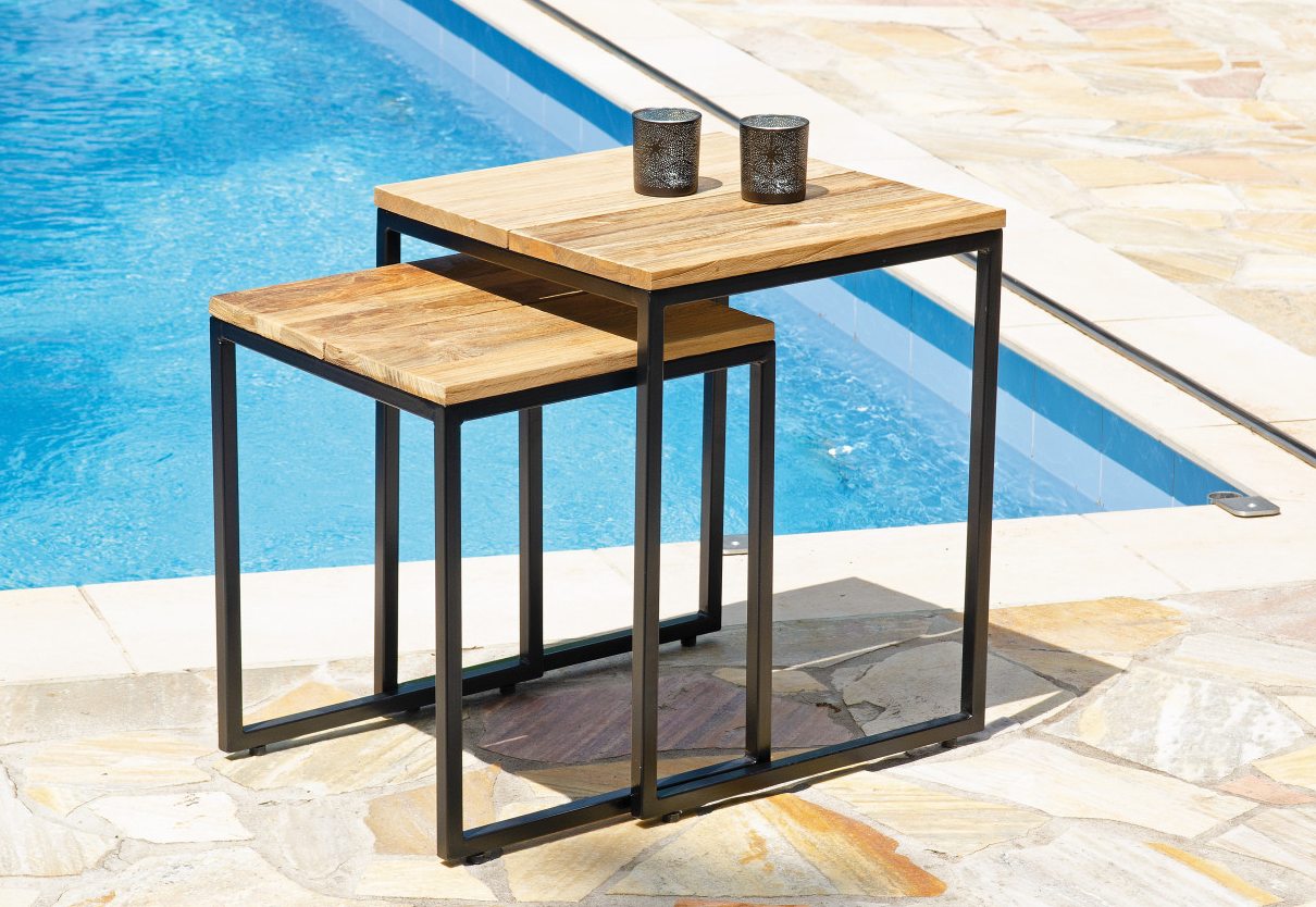 2 einschiebbare Outdoor-Beistelltische Old Teak massiv witterungsbeständig