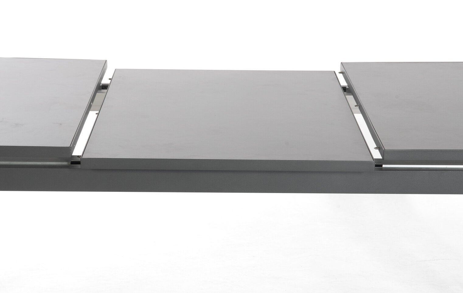 ausziebarer Gartentisch mit Mitteleinlage und leichtgängiger Auszugsmechanismus