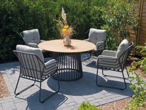 komfortabler Gartenstuhl und Gartentisch mit runder Teakholz-Tischplatte