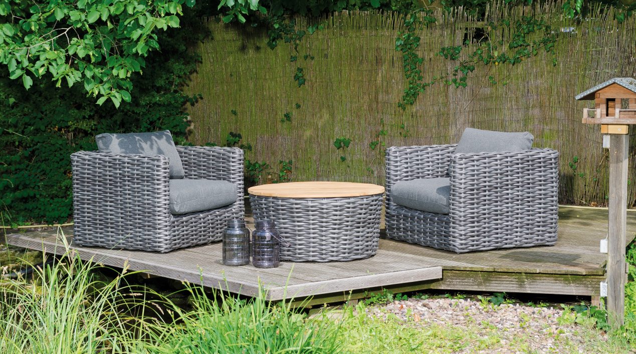 witterungsbeständige Geflecht-Gartensessel mit rundem Geflecht-Couchtisch