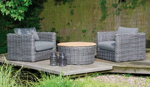 witterungsbeständige Geflecht-Gartensessel mit rundem Geflecht-Couchtisch