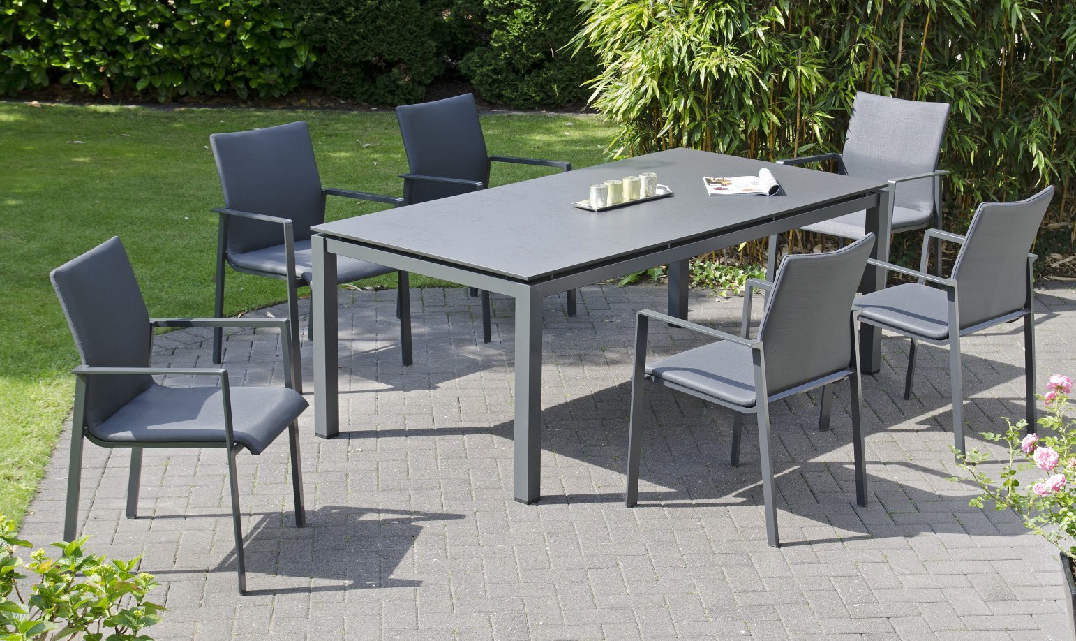 stapelbare gepolsterte Gartensessel mit anthrazitfarbener Gartentisch 160 x 90 cm