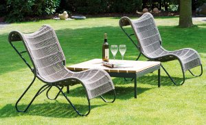 bequemer Garten-Relaxsessel mit Garten-Couchtisch