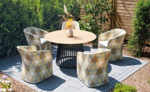 komfortabler Gartenstuhl und Gartentisch mit runder Teakholz-Tischplatte