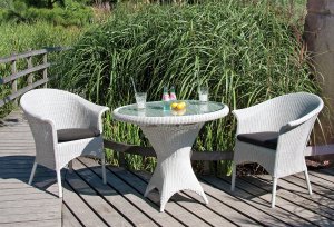 weißer Geflecht-Gartentisch mit weißen Geflecht-Gartensessel