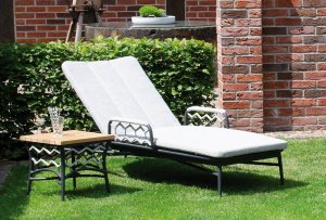robuste Gartenliege mit bequemer Polsterauflage und verstellbarer Rückenlehne