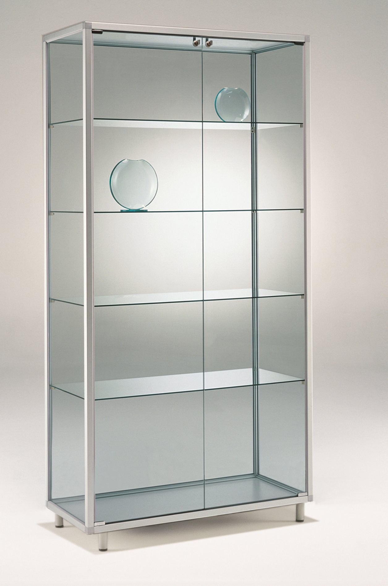 Standvitrine mit Spiegelrückwand auf höhenjustierbare Standfüßen